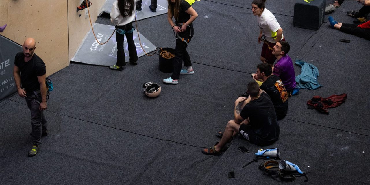 Comer durante una sesión larga de escalada: cuándo hacen falta los hidratos