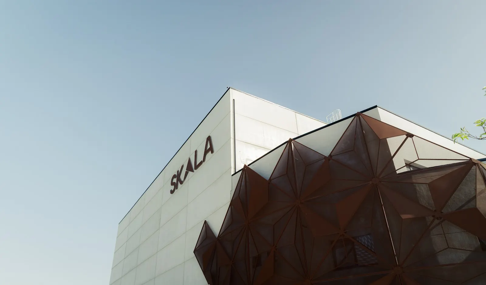 Fachada exterior del edificio de SKALA ROCO en Burgos