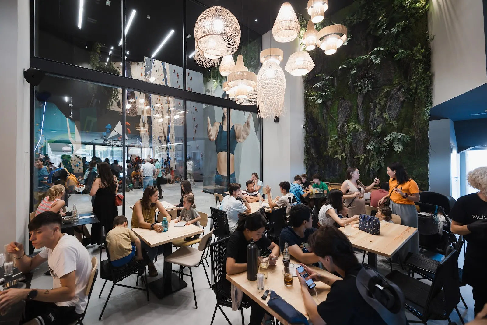 Clientes comiendo en el restaurante Nudo Ocho de SKALA ROCO